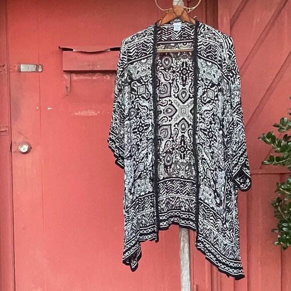 NWOT Women's XS/S Bila Black & White Boho Lightweight Flowy Kimono - Picture 1 of 16